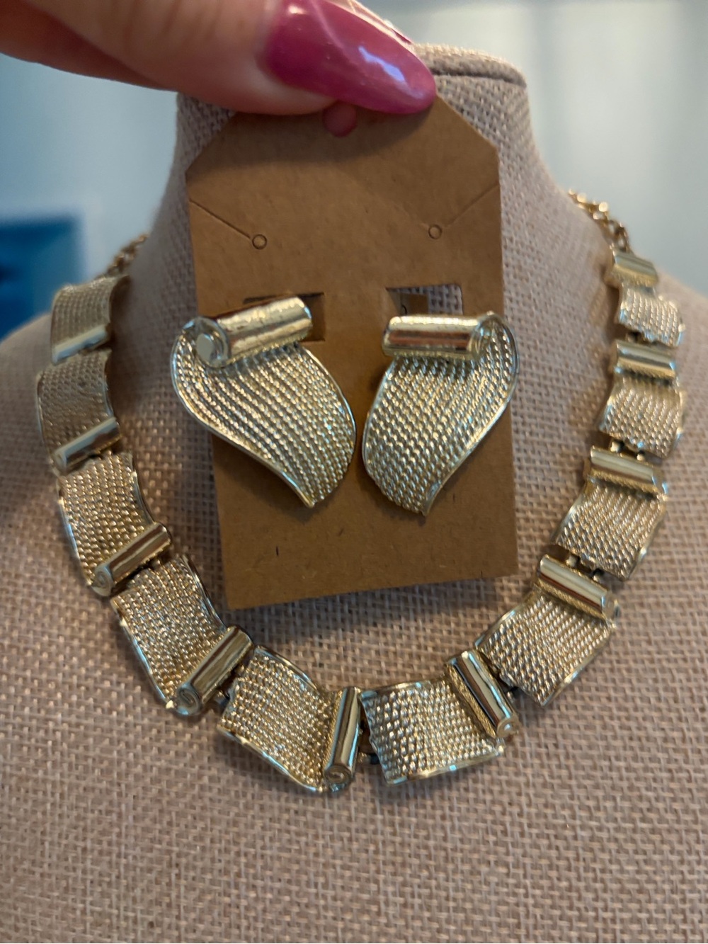 Vintage Gold-Tone Textured Link Necklace with Matching Clip Earrings